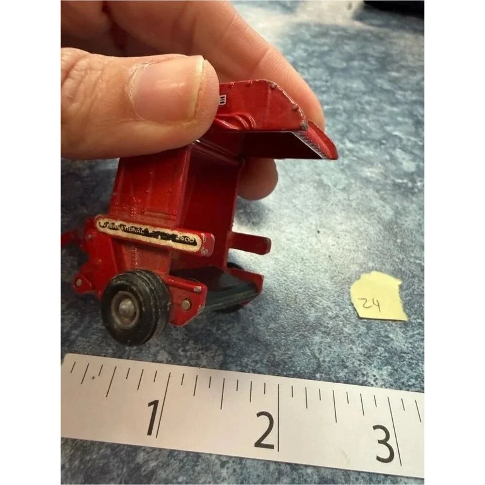 Vintage ERTL 1/64 International Harvester 6388 2+2 Tractor with Round Baler